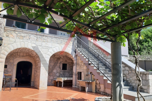 GEMEINDE VINODOL-GRIŽANE zwei Häuser mit einem Garten von 1120 m2